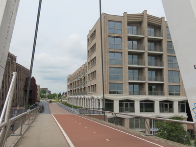915040 Gezicht over de Dafne Schippersbrug over het Amsterdam-Rijnkanaal, op nieuwbouw aan beide zijden van de ...